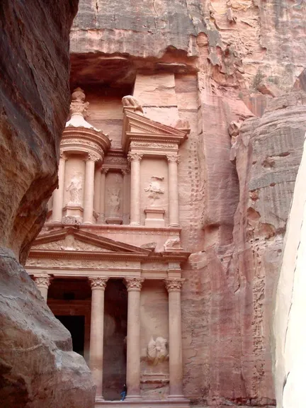 El Tesoro de Petra, capital nabatea labrada en la roca de Edom
