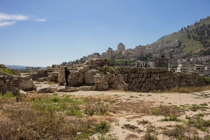 Massebá de Siquem, junto al templo-fortaleza de Baal-berit