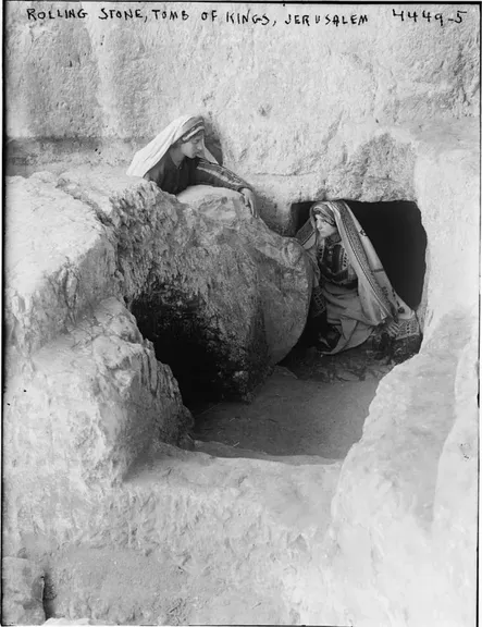 Tumba de los Reyes en Jerusalén, con la muela de piedra que cerraba la entrada