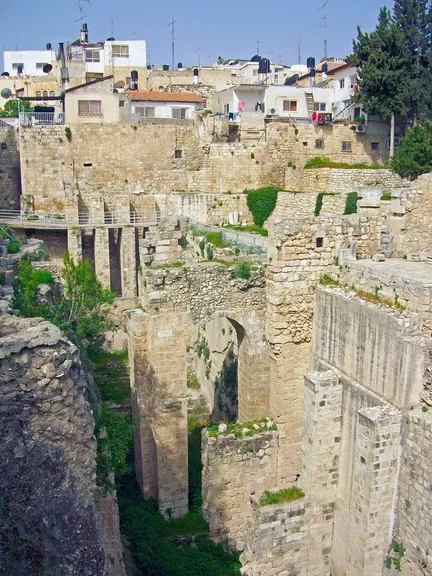 Restos de la piscina de Betesda, junto a Santa Ana
