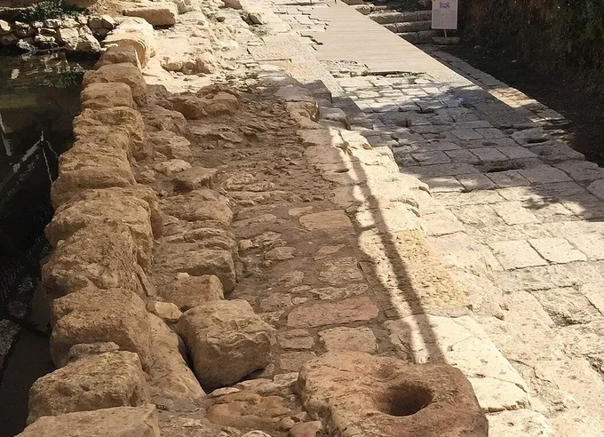 Borde escalonado y enlosado de la piscina de Siloé del tiempo del Segundo Templo, hallada en 2004