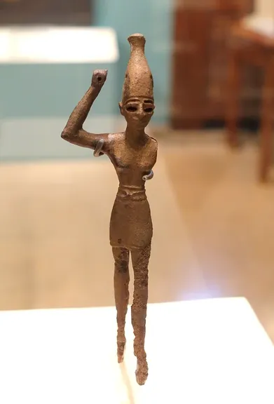 Figurilla de bronce de un dios cananeo en actitud de herir, el «Baal fulminante»