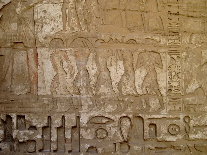 Relieve de Medinet Habu: cautivos filisteos ante Ramsés III