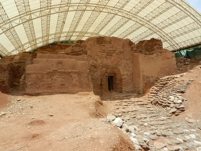 Puerta cananea de adobe de Tel Dan, la antigua Lais tomada por los danitas