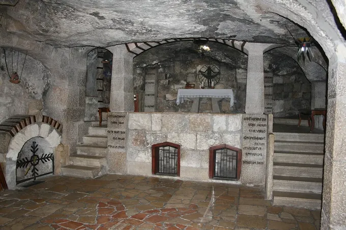 La gruta de Belén: lo acostaron en un pesebre, «porque no había lugar para ellos en la hostería»