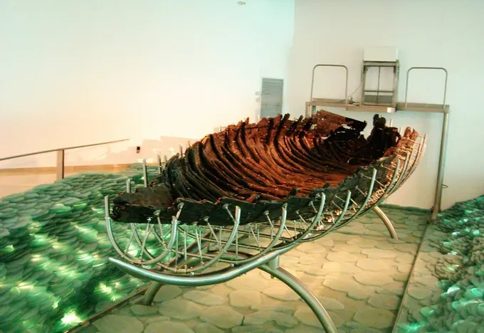 Barca de pescadores del siglo I, sacada del fango del lago en 1986