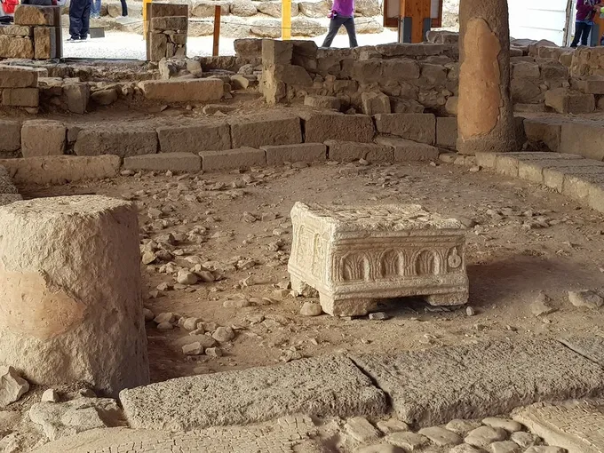 La piedra de Magdala, hallada en 2009 en el centro de la sinagoga