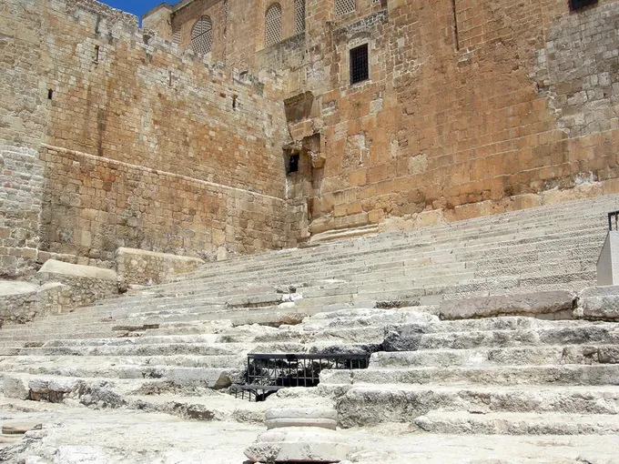 Escalinata meridional y puertas de Hulda, acceso ordinario al atrio del templo