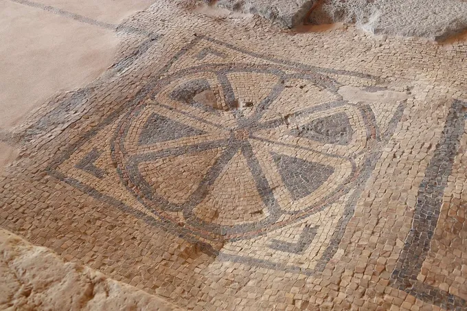 Los bancos corridos de la sinagoga de Magdala, adosados a las cuatro paredes