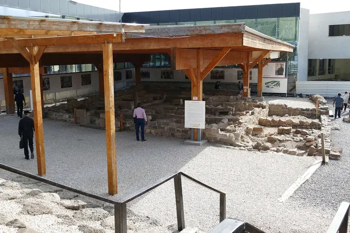 La sinagoga de Magdala vista desde el lago, a un paso de la orilla de donde vivían los pescadores