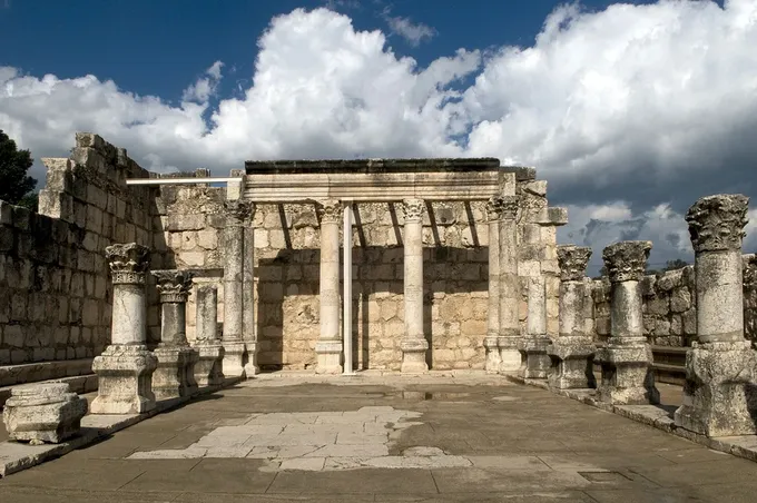 Sinagoga de Cafarnaúm, la ciudad donde reclamaron a Pedro el didracma del Templo