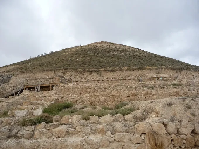 El Herodión: Herodes mandó levantar un cerro artificial para coronarlo con su fortaleza, y dispuso ser enterrado allí