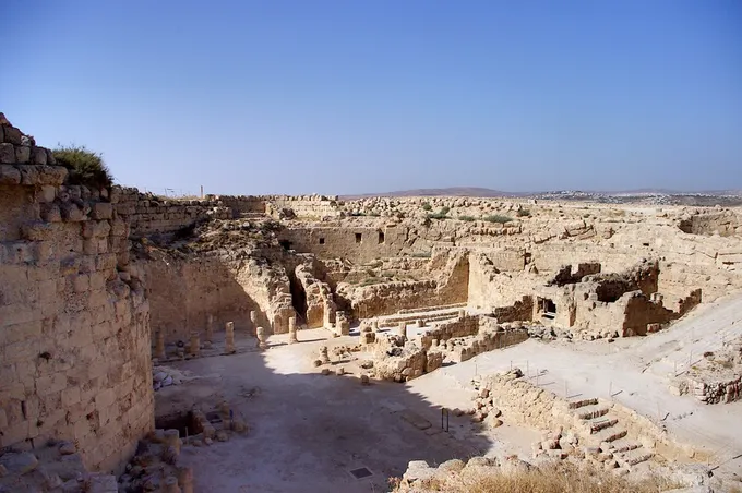 Dentro del cráter: las estancias del palacio-fortaleza