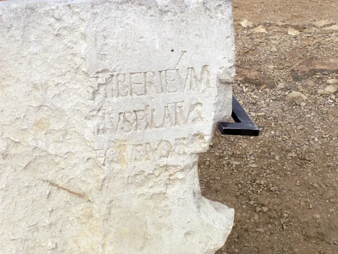 La piedra de Pilato, hallada reutilizada en Cesarea en 1961