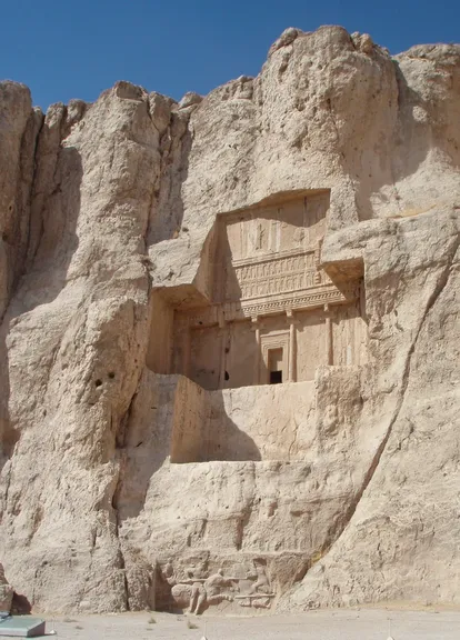 Tumba de Artajerjes I excavada en la roca de Naqsh-e Rustam
