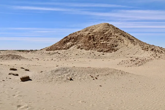 Pirámide de Taharca en Nuri, más allá de los ríos de Cus