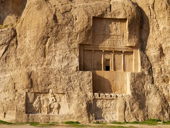 Tumba de Darío I excavada en el acantilado de Naqsh-e Rustam